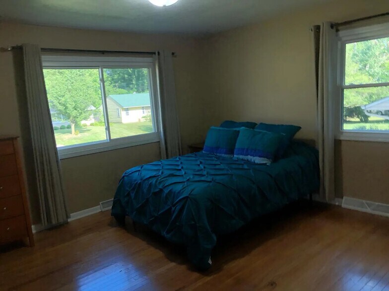 Building Photo - 131 N Hillsdale Dr