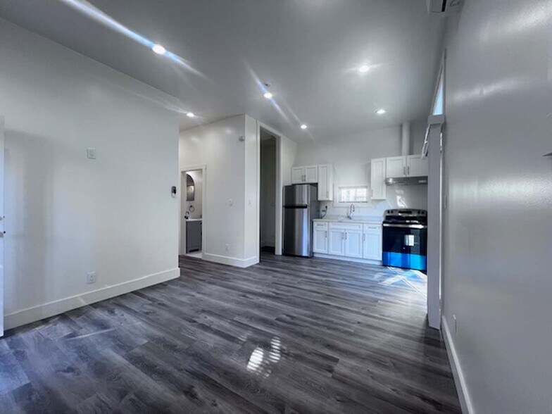 Building Photo - 724 37th St