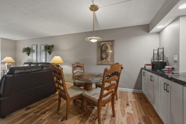 Building Photo - 9420 S Hollybrook Lake Dr