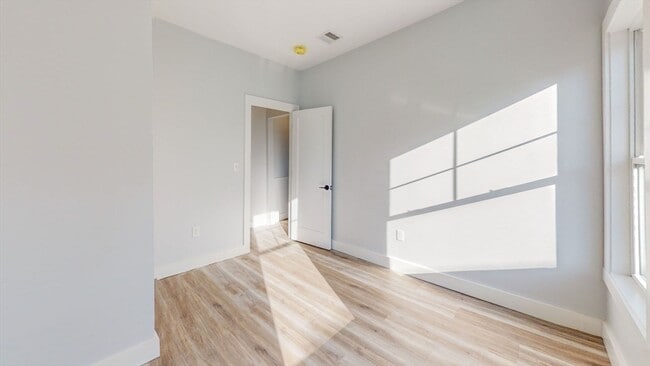 Building Photo - 24 Alfred St