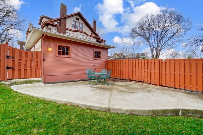 Building Photo - 2881 Observatory Ave