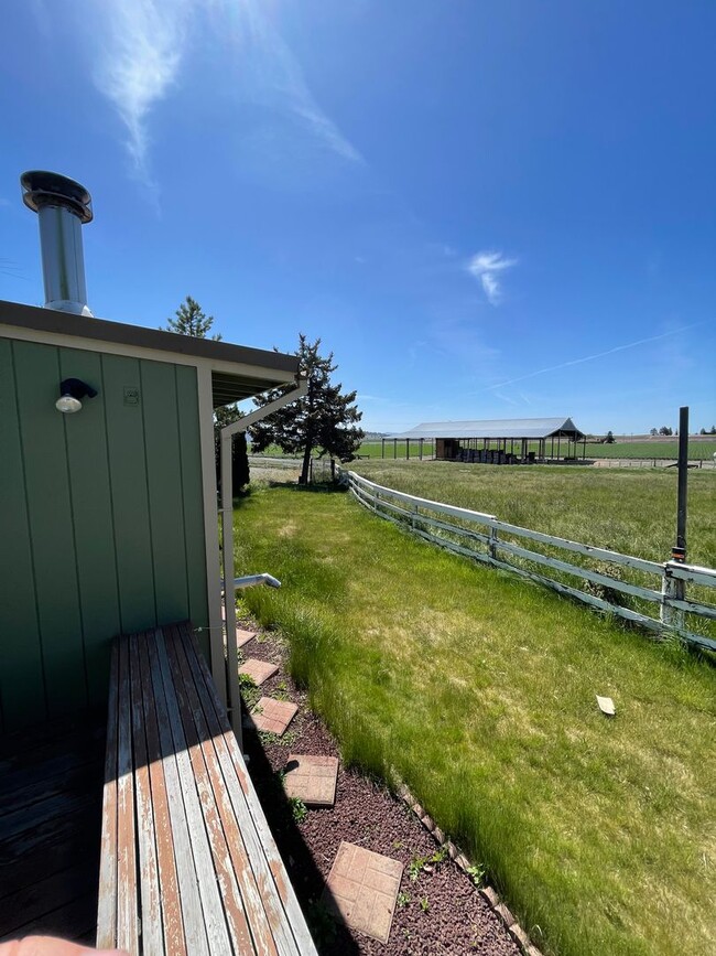 Building Photo - Rural living at its finest!  Large 3bdrm 2...