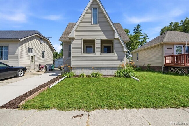 Building Photo - 735 E Maxlow Ave