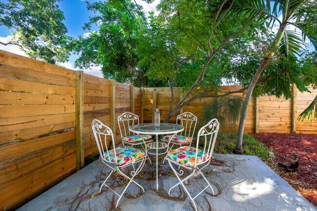 Building Photo - 609 S Arnold Ave