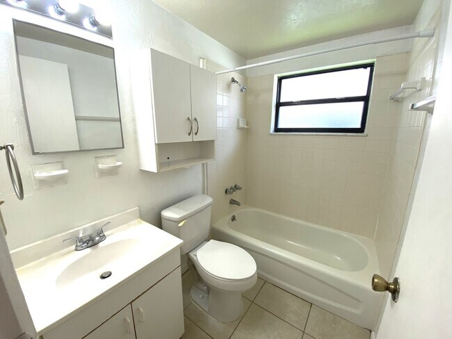 Building Photo - 908 SW 6th Ave