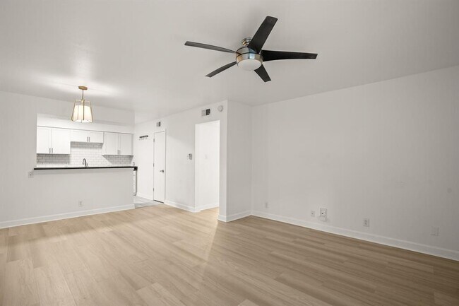 Building Photo - 2020 S Congress Ave