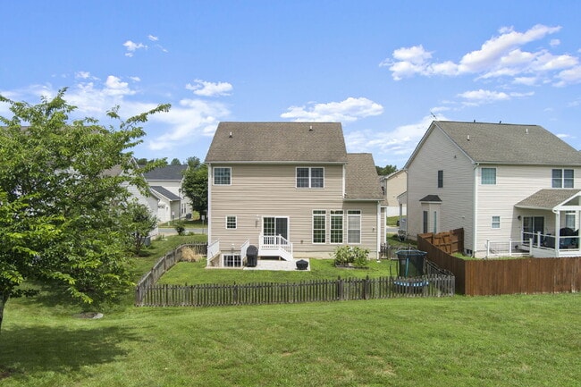 Building Photo - Welcome home to this well-maintained 4-bed...