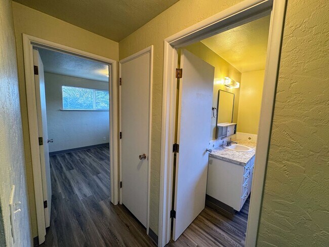 Building Photo - 2-Bed, 1-Bath Duplex – Great Location!