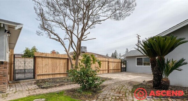 Building Photo - Beautiful home in North Bakersfield! *POOL*