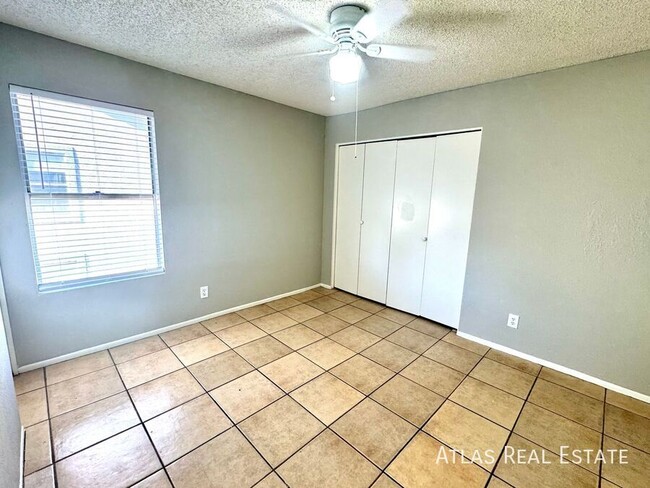 Building Photo - ONE MONTH FREE! Available! 2 bed/ 1 bath A...