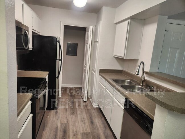 Building Photo - 5533 Chrishire Way