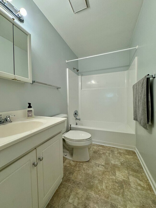 Building Photo - Comfortable Townhome in a Haymarket Square Community