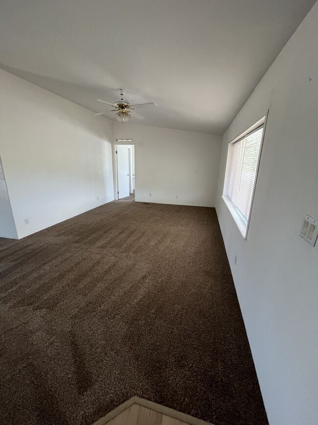 Building Photo - Beautiful Home in Fairview