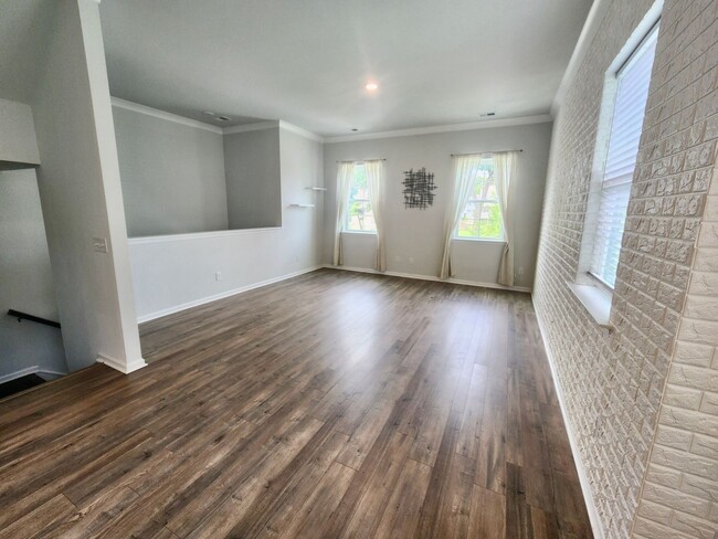 Building Photo - Well maintained end unit townhome in Grand...