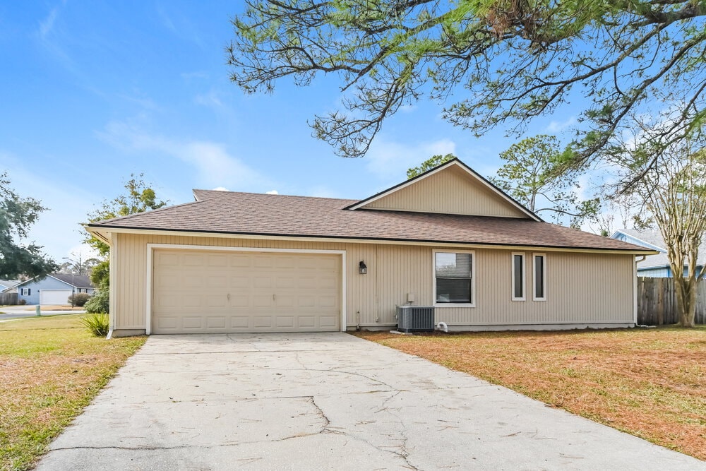 Building Photo - 8255 Spencers Trace Dr