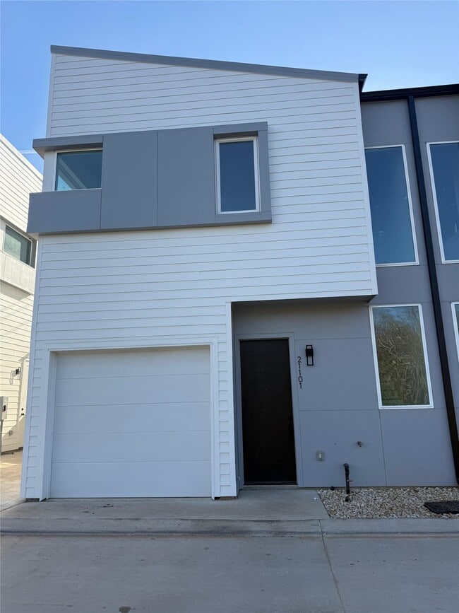 Building Photo - 2000 Riverside Farms Rd