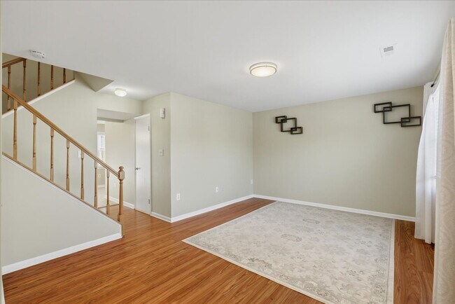 Building Photo - Comfortable Single-Family Home with Functional Layout and Outdoor Space