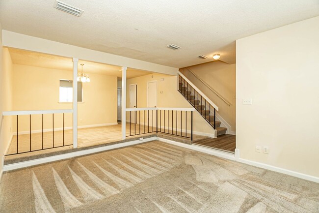 Building Photo - Don't miss the chance to call this Virginia Beach townhouse your home!