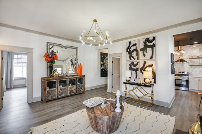 Building Photo - Beautifully Updated 1/1 w/ Bonus Room in M...
