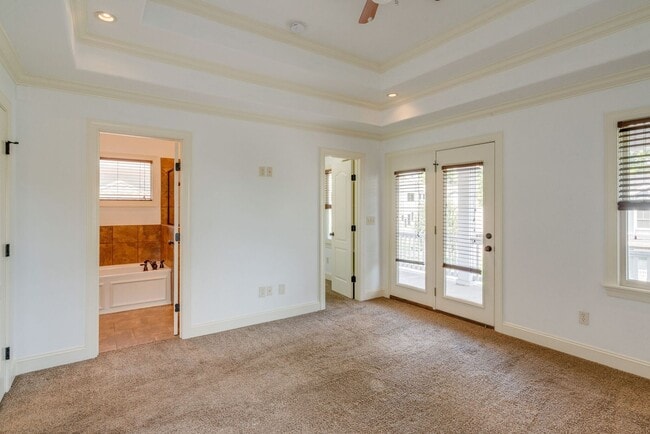 Building Photo - Stunning 3BE/2.5BA home in the heart of Ho...