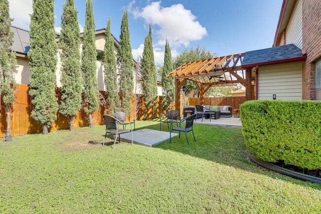 Building Photo - 1122 Gruene Rd