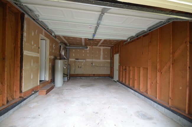 Building Photo - Spacious Yorktown Gem with New Flooring & ...