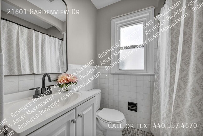 Building Photo - 21601 Gardenview Dr