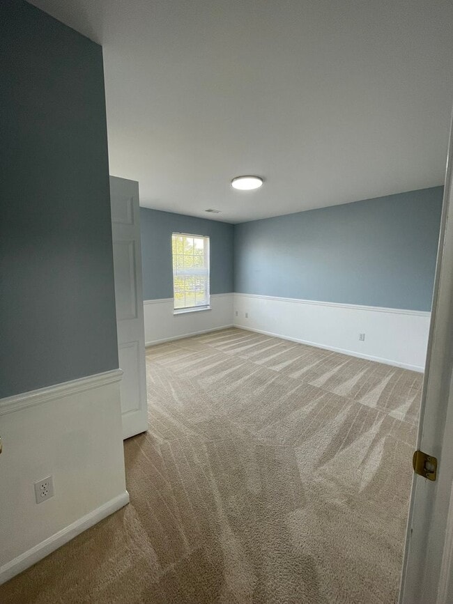 Building Photo - Bright Upper Condo with Garage | Near Shopping & Trails