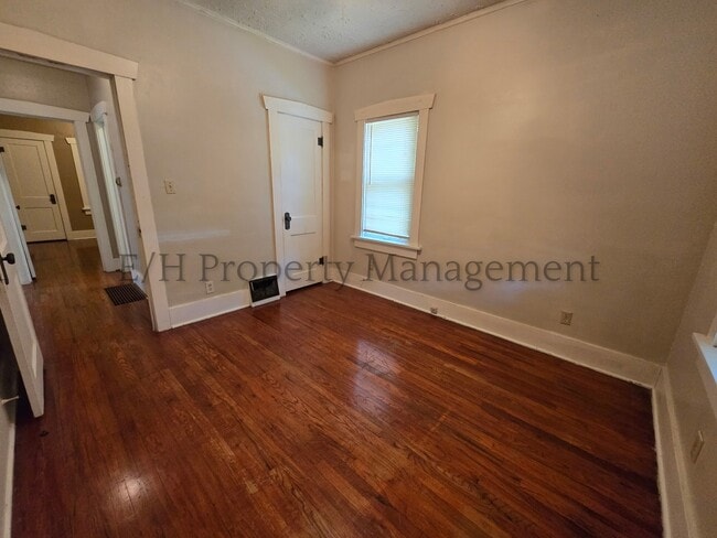 Building Photo - 615 S Volutsia Ave