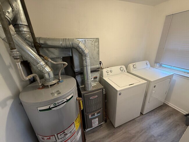 Building Photo - 22705 Sharrow Ave