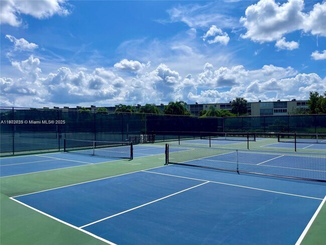 Building Photo - 2042 Newcastle A