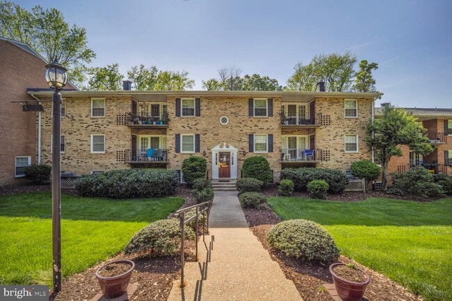 Building Photo - 3860 Lyndhurst Dr