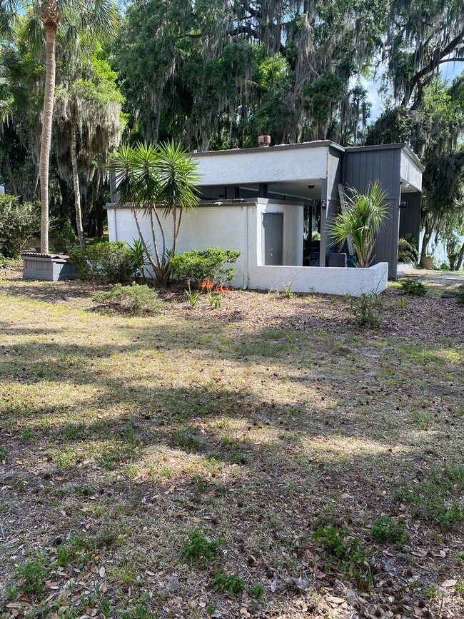 Building Photo - Beautiful Lakefront Condo!