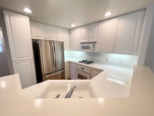 Building Photo - 2 Bedroom 2 Bath Condo with attached garage!