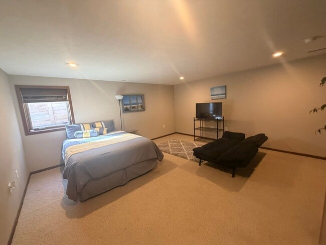 Building Photo - Furnished house for rent