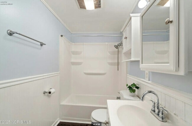Building Photo - 4841 Leamington Ave