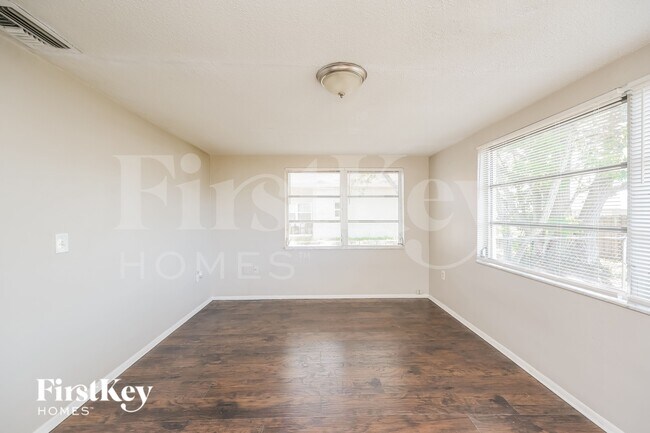 Building Photo - 10905 Kingsbridge Rd