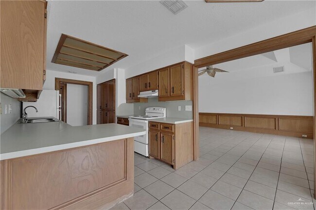 Building Photo - 6904 N 33rd St
