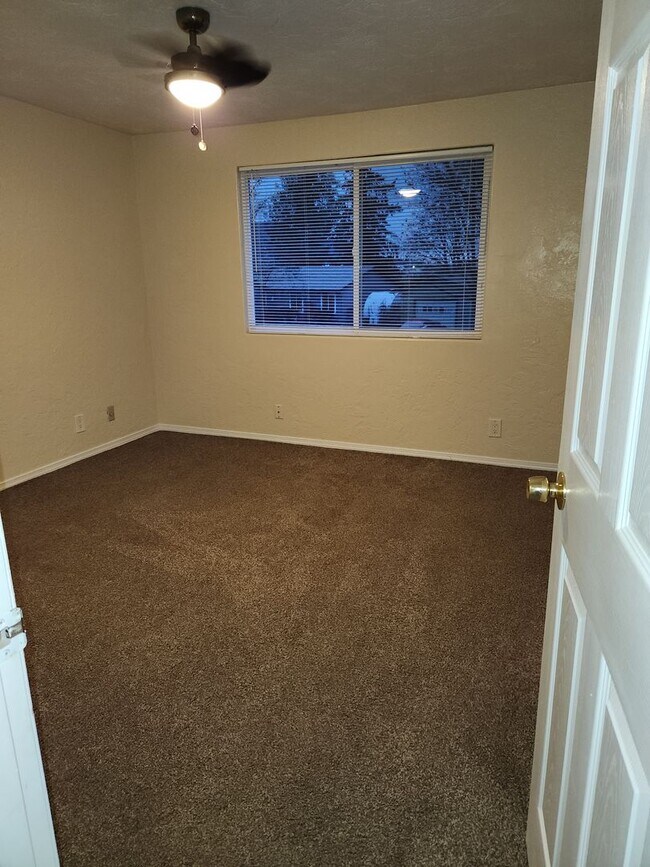 Building Photo - 2bed 1.5 bath Duplex