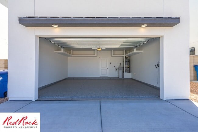 Building Photo - Stand Alone Home In Desert Color