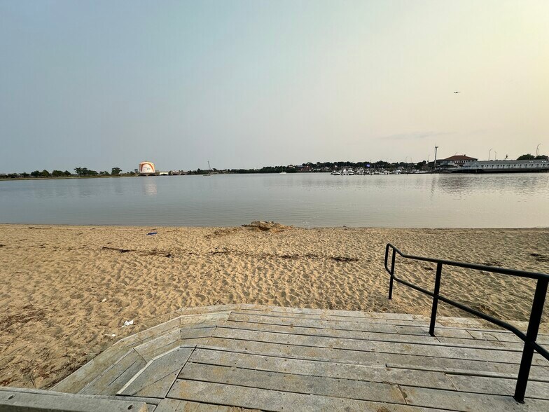 Building Photo - 44 Tuttle St