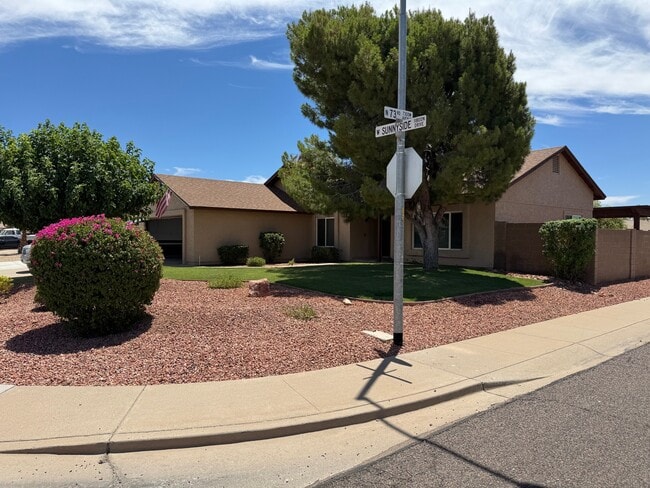 Building Photo - 7249 W Sunnyside Dr