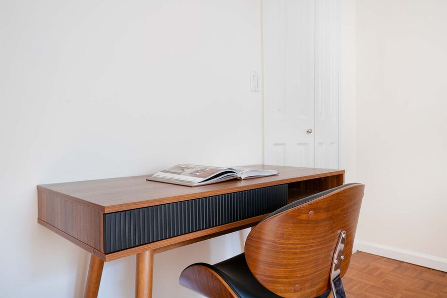 Building Photo - 350 W 43rd St