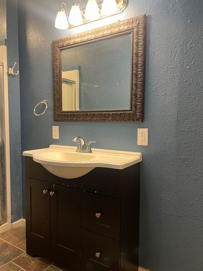 Building Photo - 3 bed 2 bath Move In Ready!