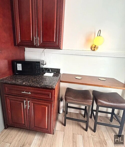 Building Photo - 3BR 1BA Top Floor Brick Townhouse w/ Commu...