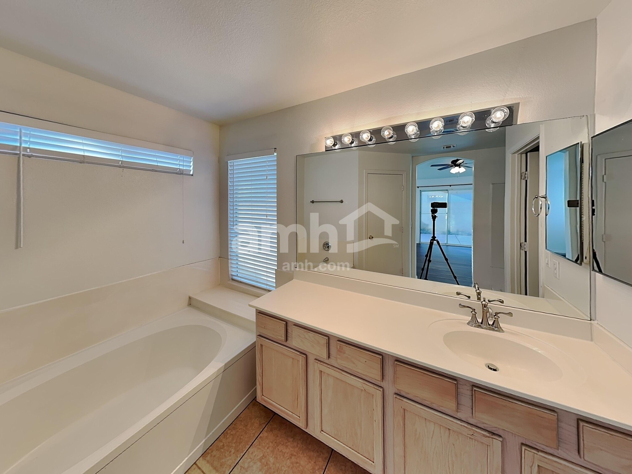 Building Photo - 9045 W Holly St