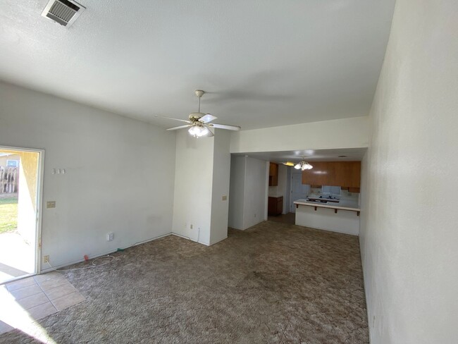 Building Photo - 2 bedroom 1 bath in Northwest Hanford, rea...