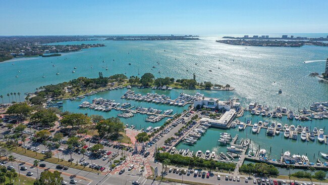 Building Photo - Short term ONLY Amazing 2/2 condo in the heart of downtown Sarasota with Bay View!