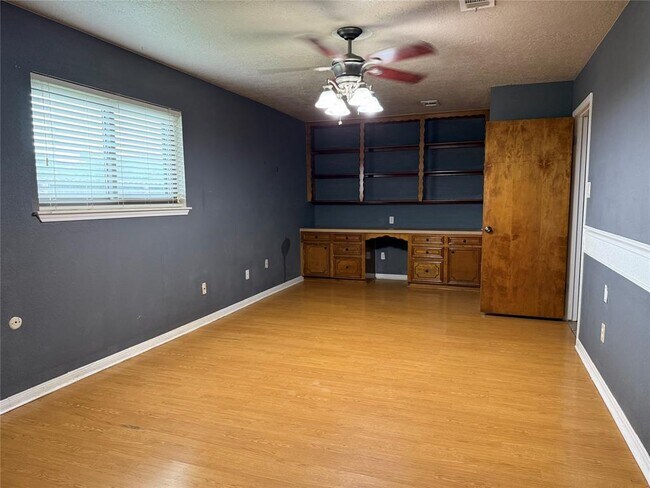 Building Photo - 702 Omega Cir