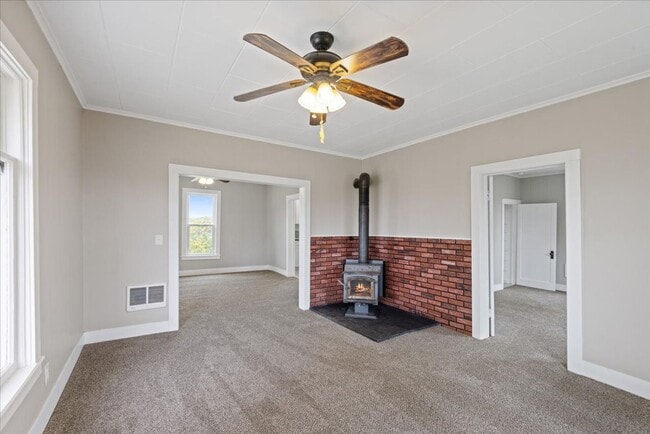 Building Photo - Charming Farmhouse in Fairfield